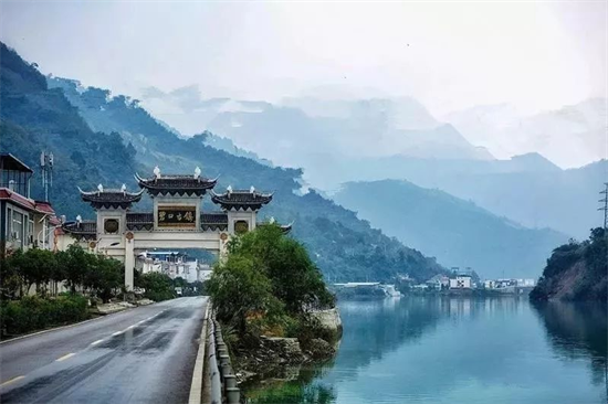 東方龍商務集團全力助推甘肅隴南文縣委托招商招商引資，重點構(gòu)建特色農(nóng)業(yè)、優(yōu)勢工業(yè)、文旅康養(yǎng)三大產(chǎn)業(yè)集群