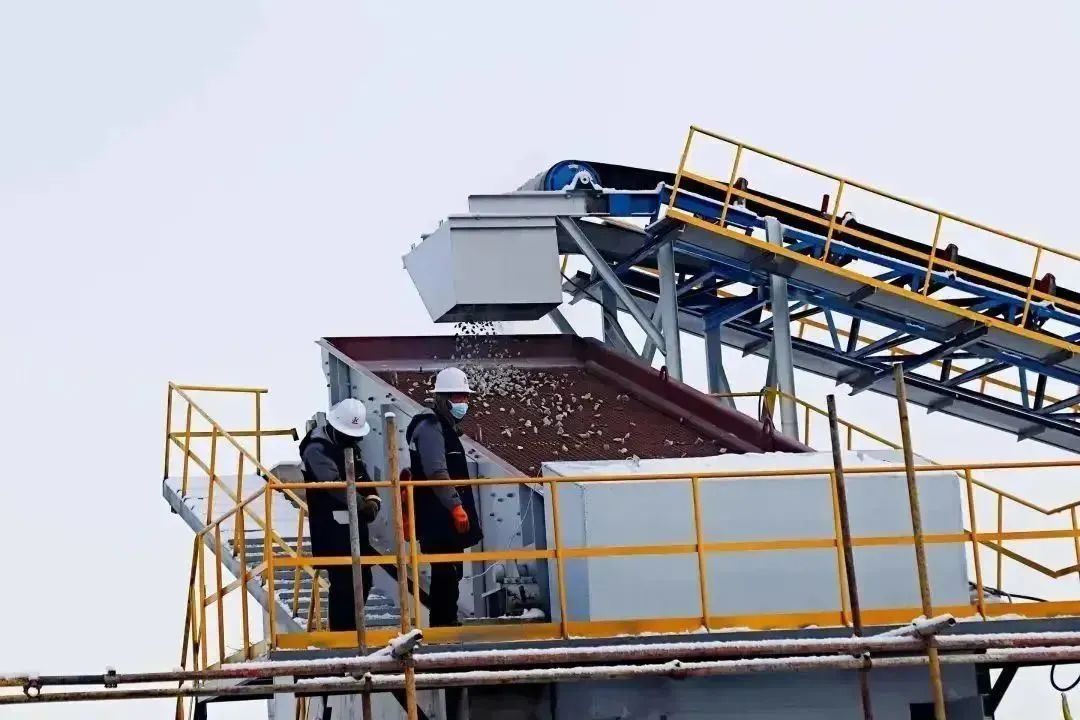 總投資43億，年產(chǎn)值100億！大型集團建筑材料全產(chǎn)業(yè)鏈投資選址項目一期成功完成試機，年產(chǎn)30萬噸石英砂！